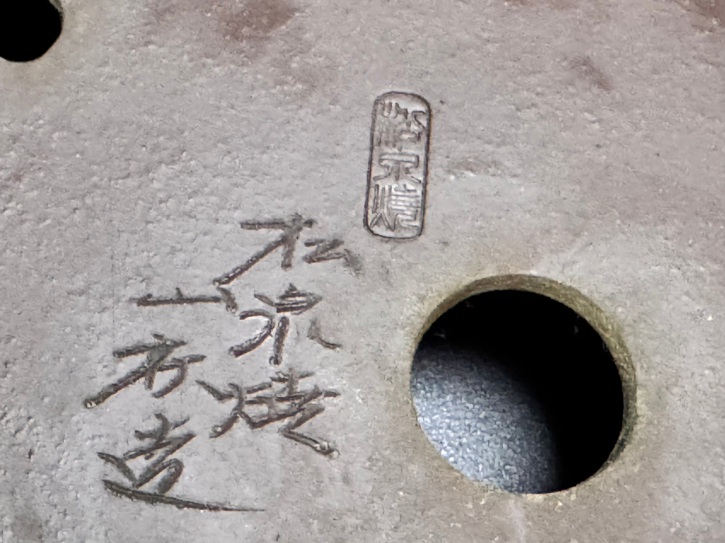 YAMAAKI 3rd Generation (Kataoka Toshio) "爪描き"- 常滑-35.5 Ribbed Demon-Footed Round Pot 35.5cm