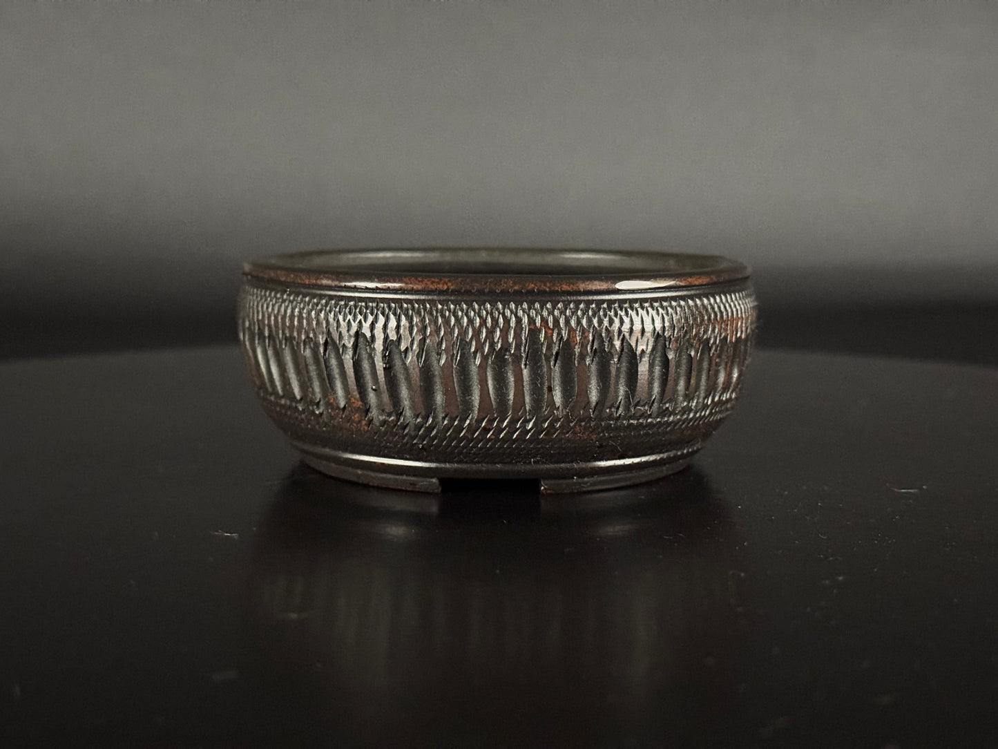BIGEI 美芸 (Hirata Atsumi 平田あつみ) - 常滑– 9.5cm Round, Unglazed Carved. Not For Sale!