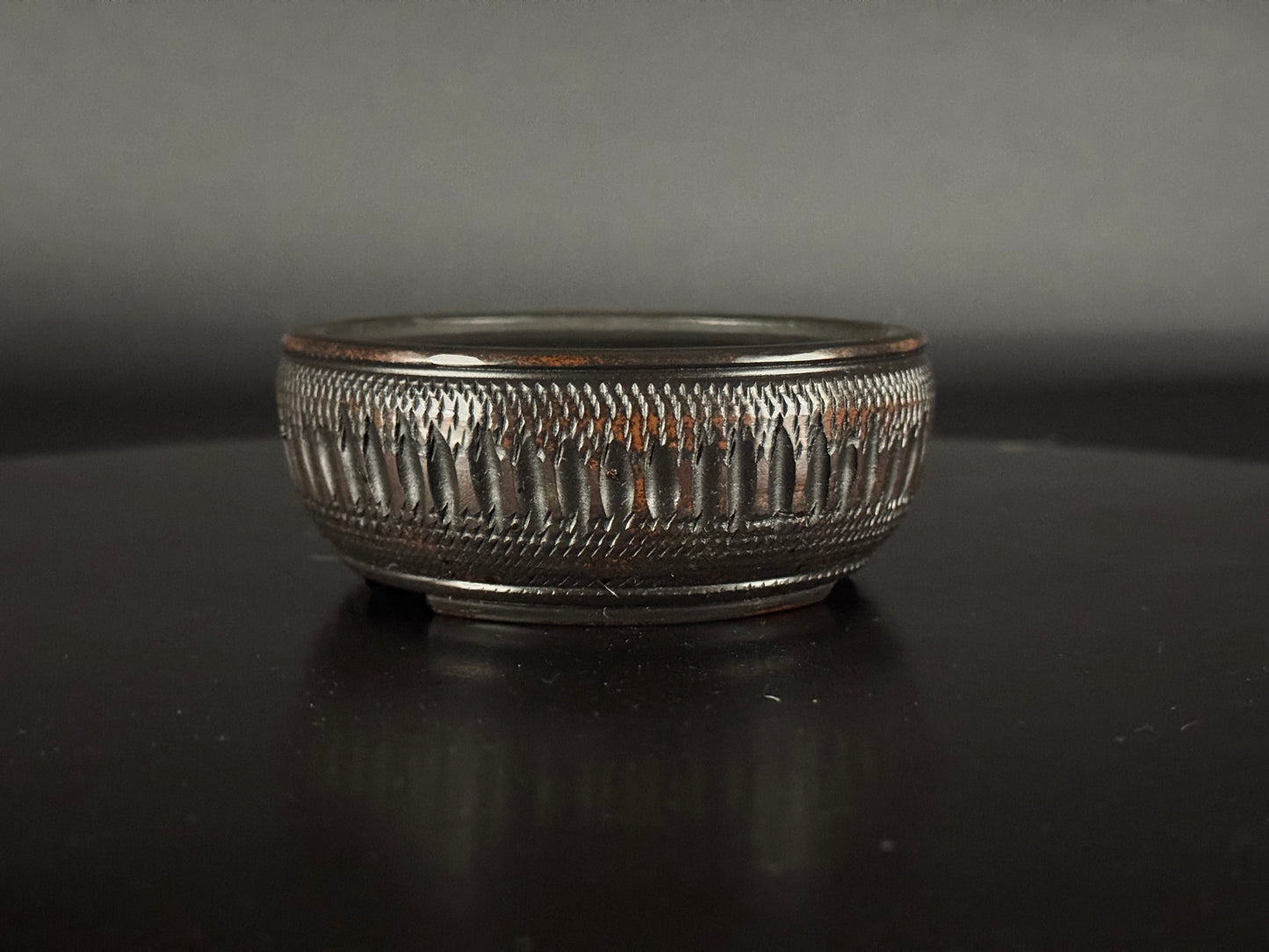 BIGEI 美芸 (Hirata Atsumi 平田あつみ) - 常滑– 9.5cm Round, Unglazed Carved. Not For Sale!