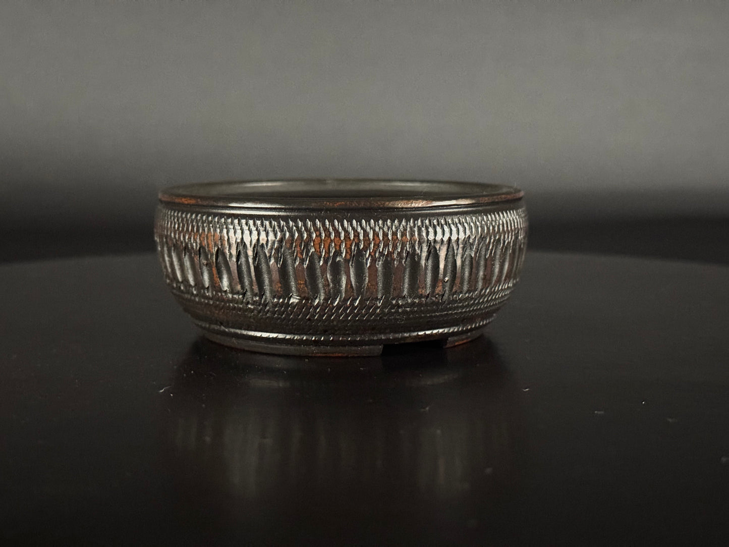BIGEI 美芸 (Hirata Atsumi 平田あつみ) - 常滑– 9.5cm Round, Unglazed Carved. Not For Sale!