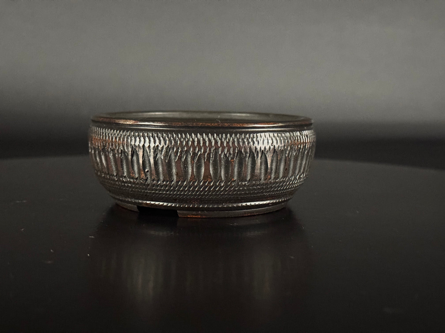 BIGEI 美芸 (Hirata Atsumi 平田あつみ) - 常滑– 9.5cm Round, Unglazed Carved. Not For Sale!