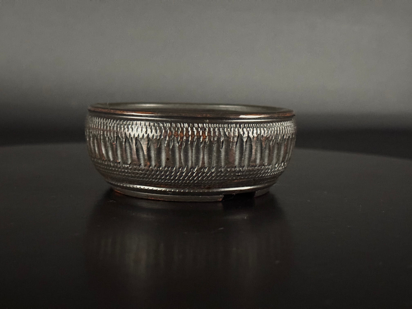 BIGEI 美芸 (Hirata Atsumi 平田あつみ) - 常滑– 9.5cm Round, Unglazed Carved. Not For Sale!