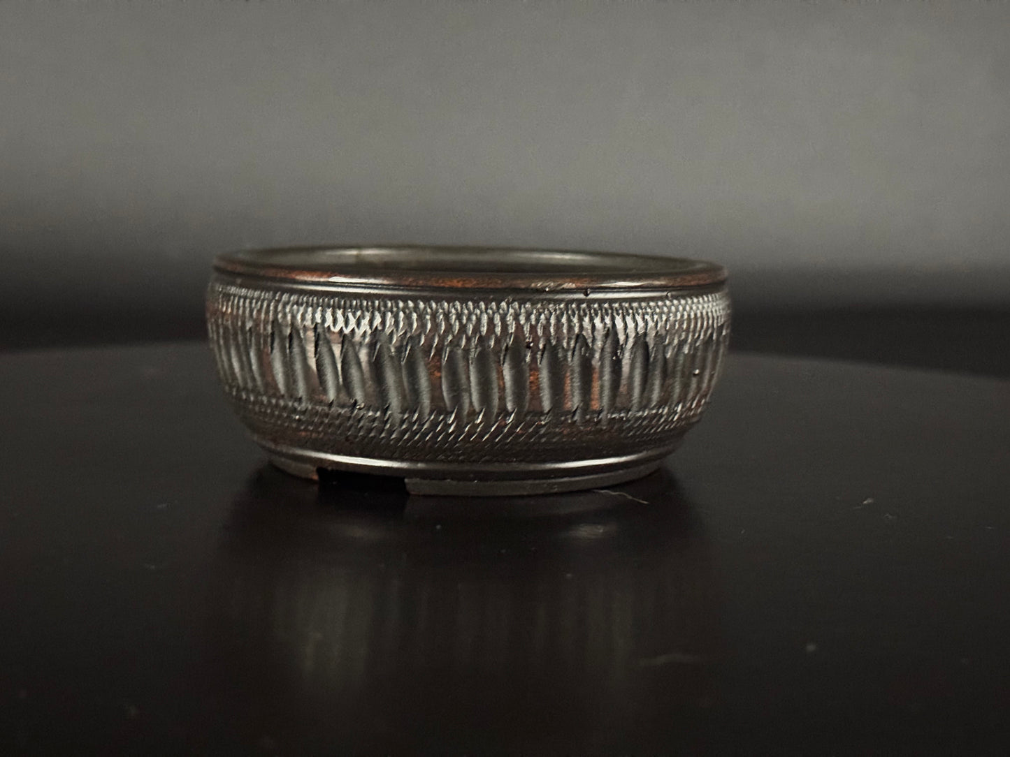 BIGEI 美芸 (Hirata Atsumi 平田あつみ) - 常滑– 9.5cm Round, Unglazed Carved. Not For Sale!