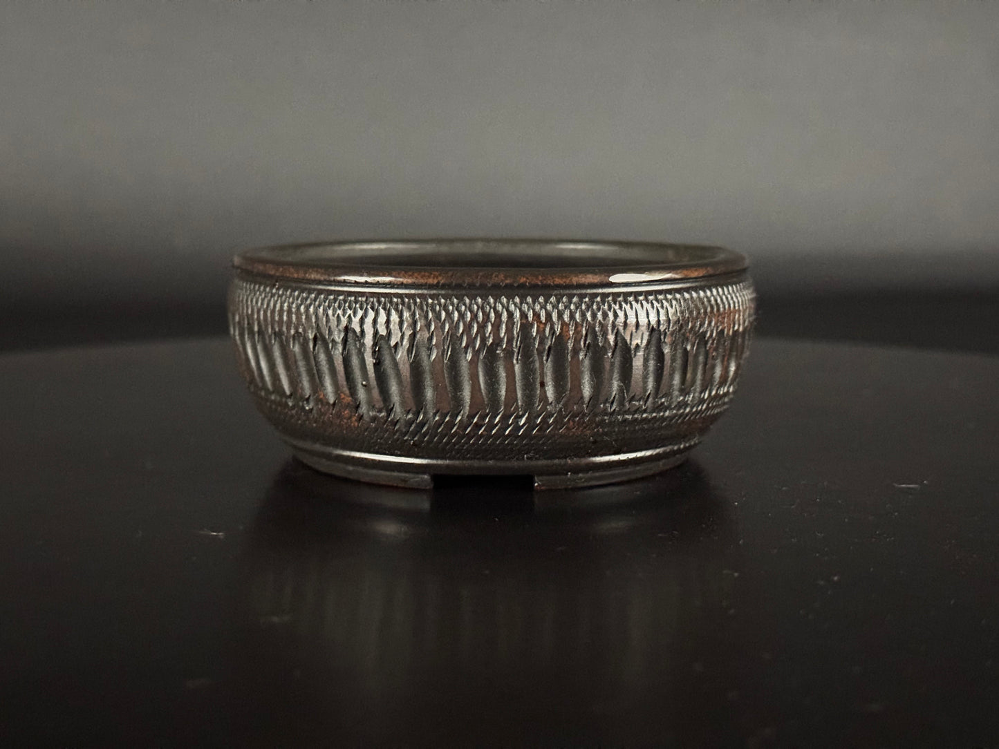 BIGEI 美芸 (Hirata Atsumi 平田あつみ) - 常滑– 9.5cm Round, Unglazed Carved. Not For Sale!