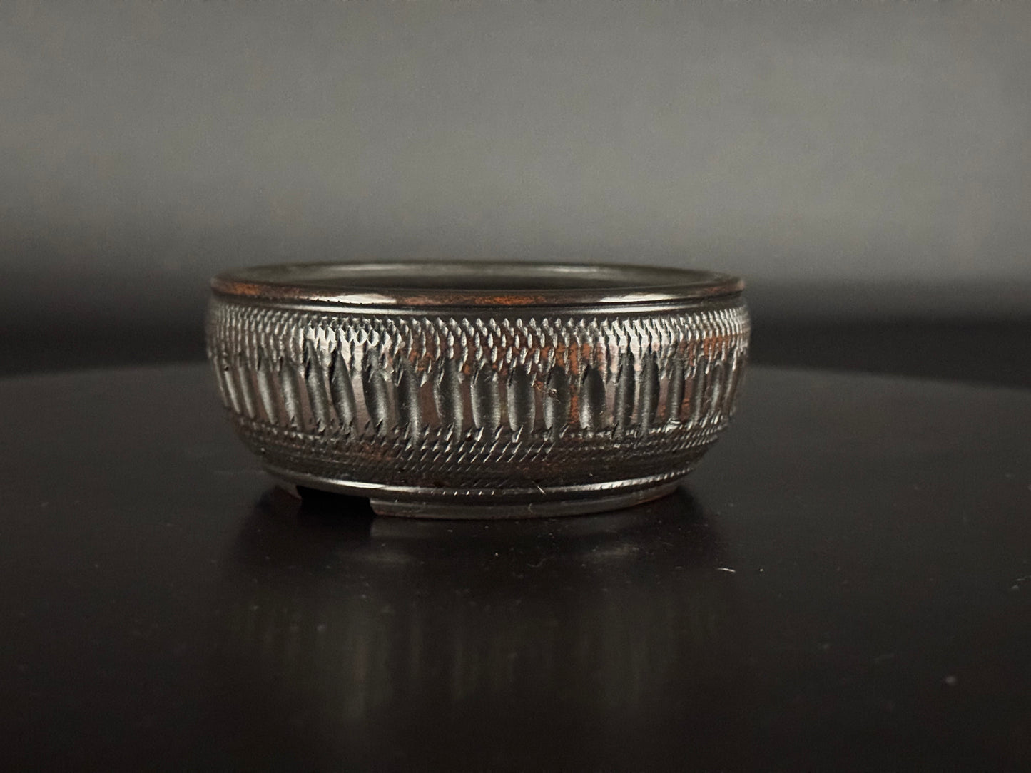 BIGEI 美芸 (Hirata Atsumi 平田あつみ) - 常滑– 9.5cm Round, Unglazed Carved. Not For Sale!