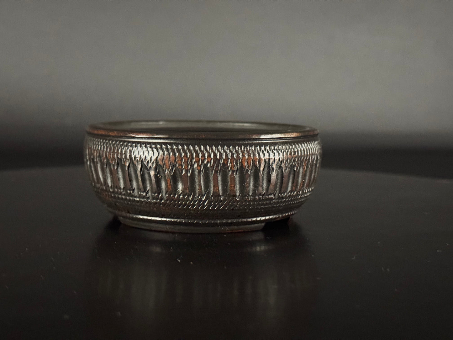 BIGEI 美芸 (Hirata Atsumi 平田あつみ) - 常滑– 9.5cm Round, Unglazed Carved. Not For Sale!