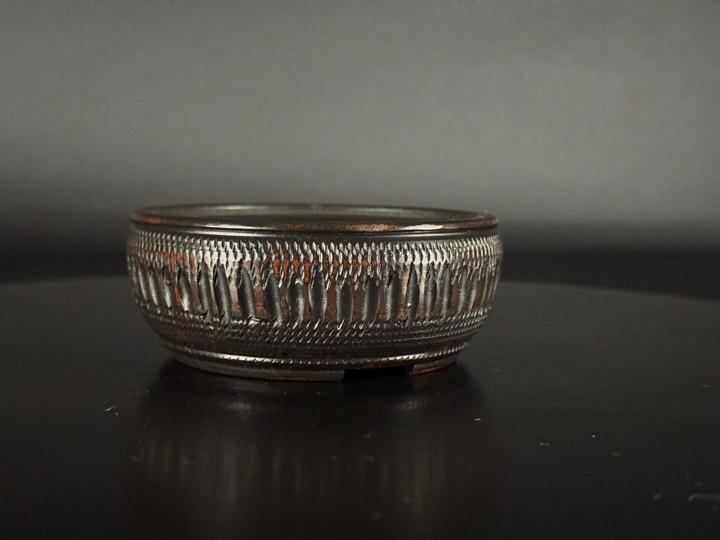 BIGEI 美芸 (Hirata Atsumi 平田あつみ) - 常滑– 9.5cm Round, Unglazed Carved. Not For Sale!