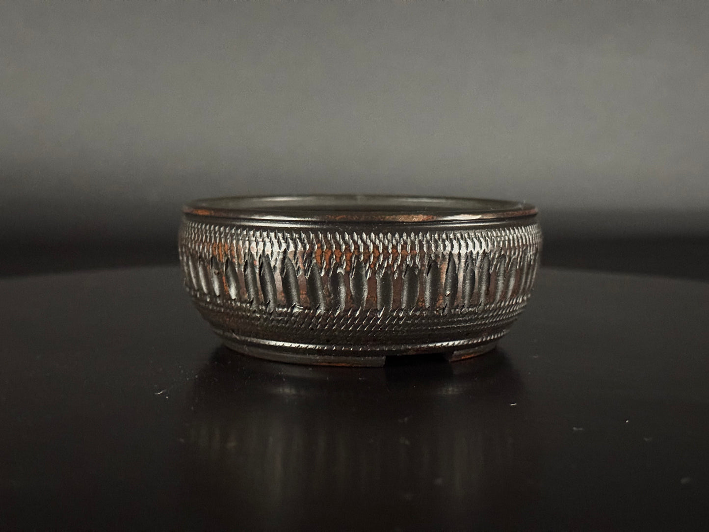 BIGEI 美芸 (Hirata Atsumi 平田あつみ) - 常滑– 9.5cm Round, Unglazed Carved. Not For Sale!