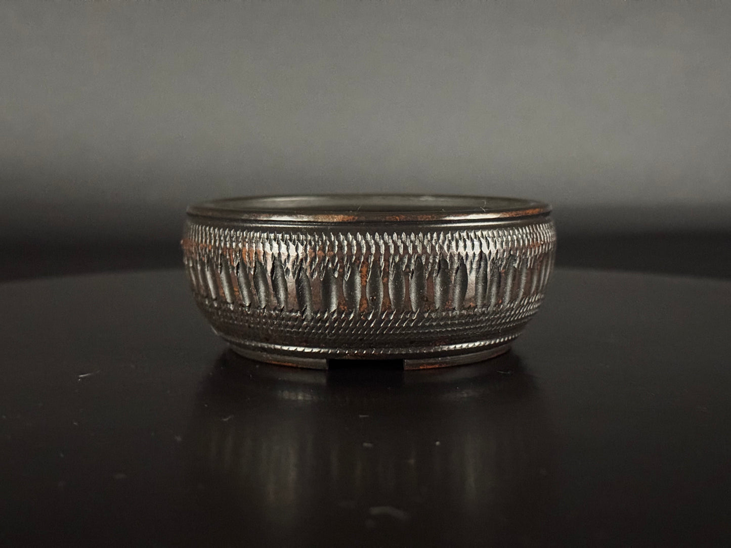 BIGEI 美芸 (Hirata Atsumi 平田あつみ) - 常滑– 9.5cm Round, Unglazed Carved. Not For Sale!