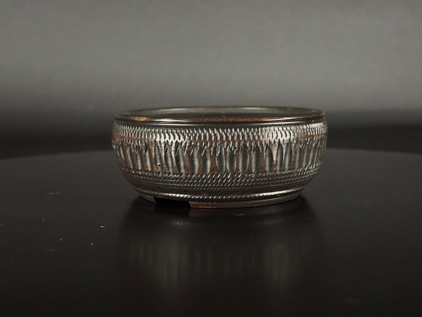 BIGEI 美芸 (Hirata Atsumi 平田あつみ) - 常滑– 9.5cm Round, Unglazed Carved. Not For Sale!