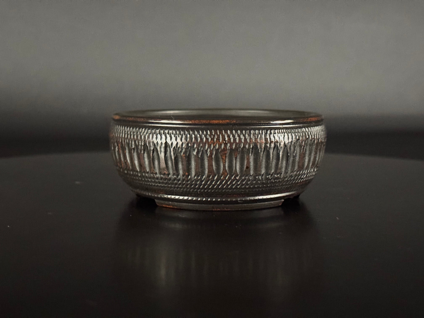 BIGEI 美芸 (Hirata Atsumi 平田あつみ) - 常滑– 9.5cm Round, Unglazed Carved. Not For Sale!
