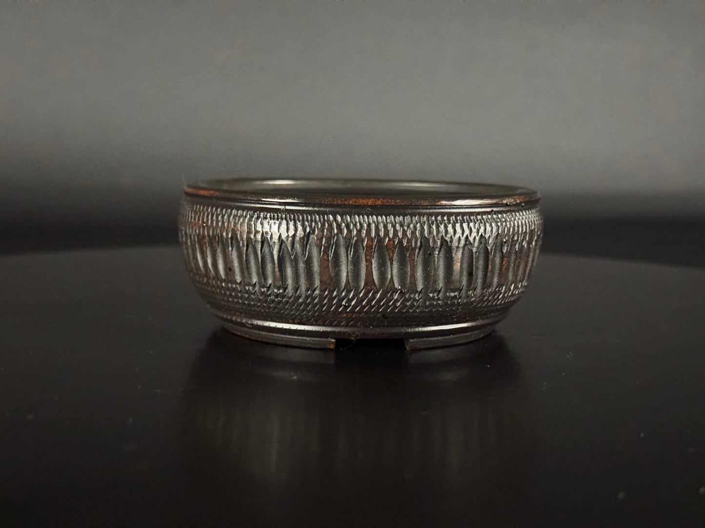 BIGEI 美芸 (Hirata Atsumi 平田あつみ) - 常滑– 9.5cm Round, Unglazed Carved. Not For Sale!