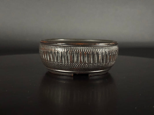 BIGEI 美芸 (Hirata Atsumi 平田あつみ) - 常滑– 9.5cm Round, Unglazed Carved. Not For Sale!