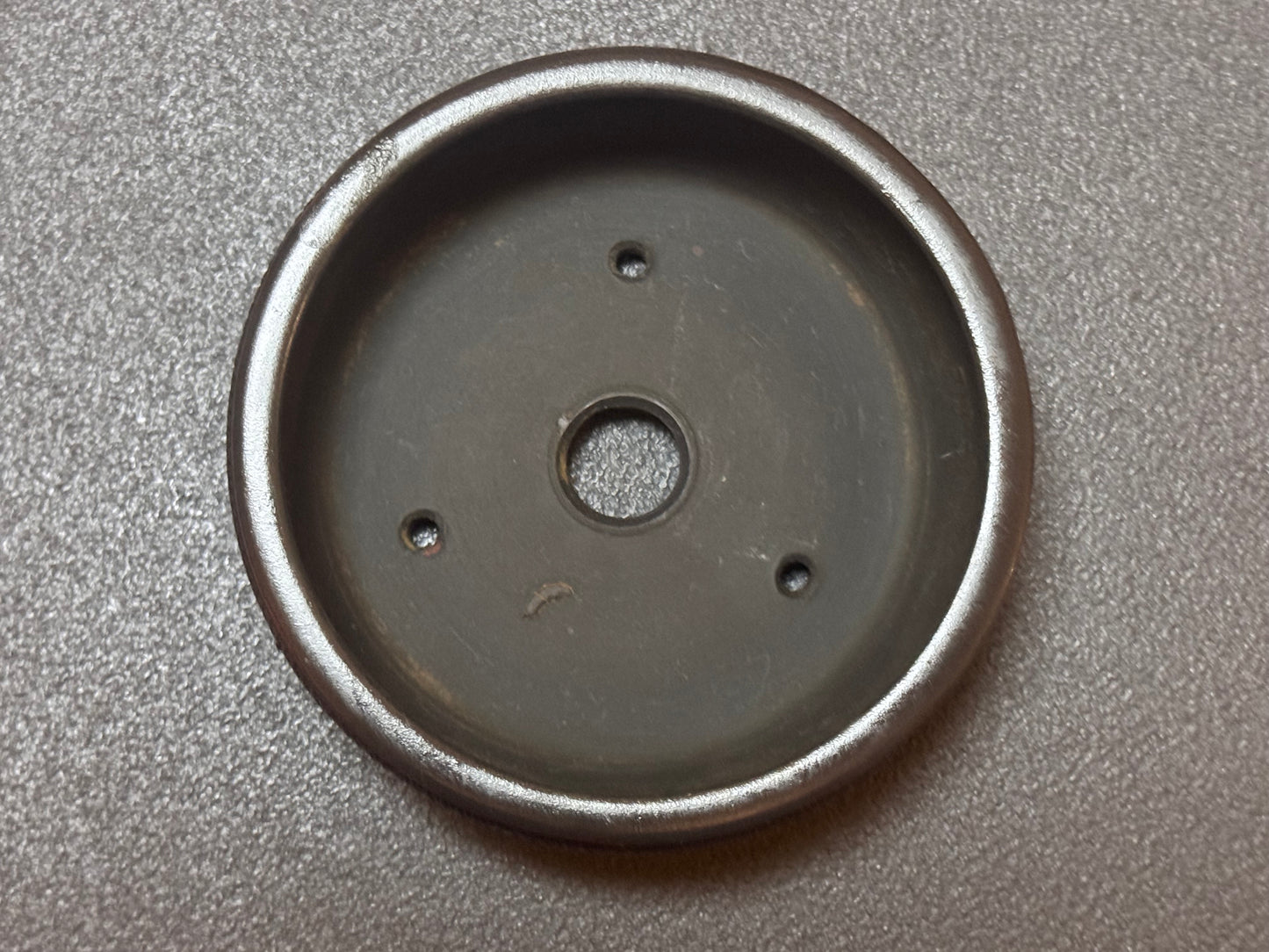 BIGEI 美芸 (Hirata Atsumi 平田あつみ) - 常滑– 9.5cm Round, Unglazed Carved. Not For Sale!
