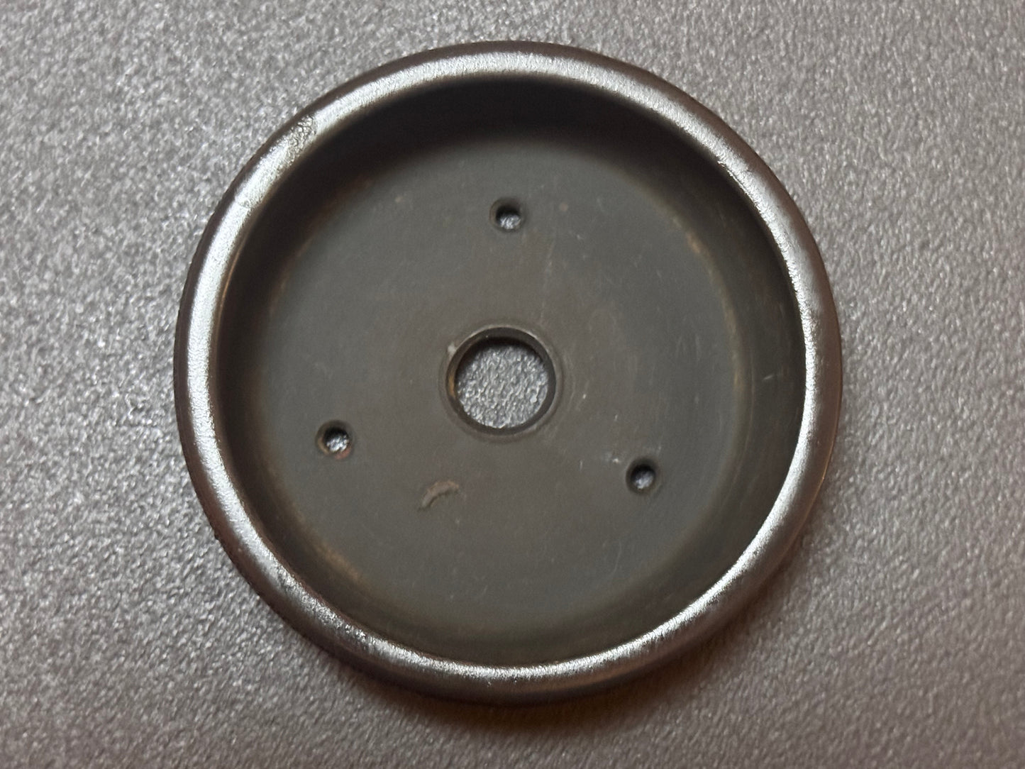 BIGEI 美芸 (Hirata Atsumi 平田あつみ) - 常滑– 9.5cm Round, Unglazed Carved. Not For Sale!