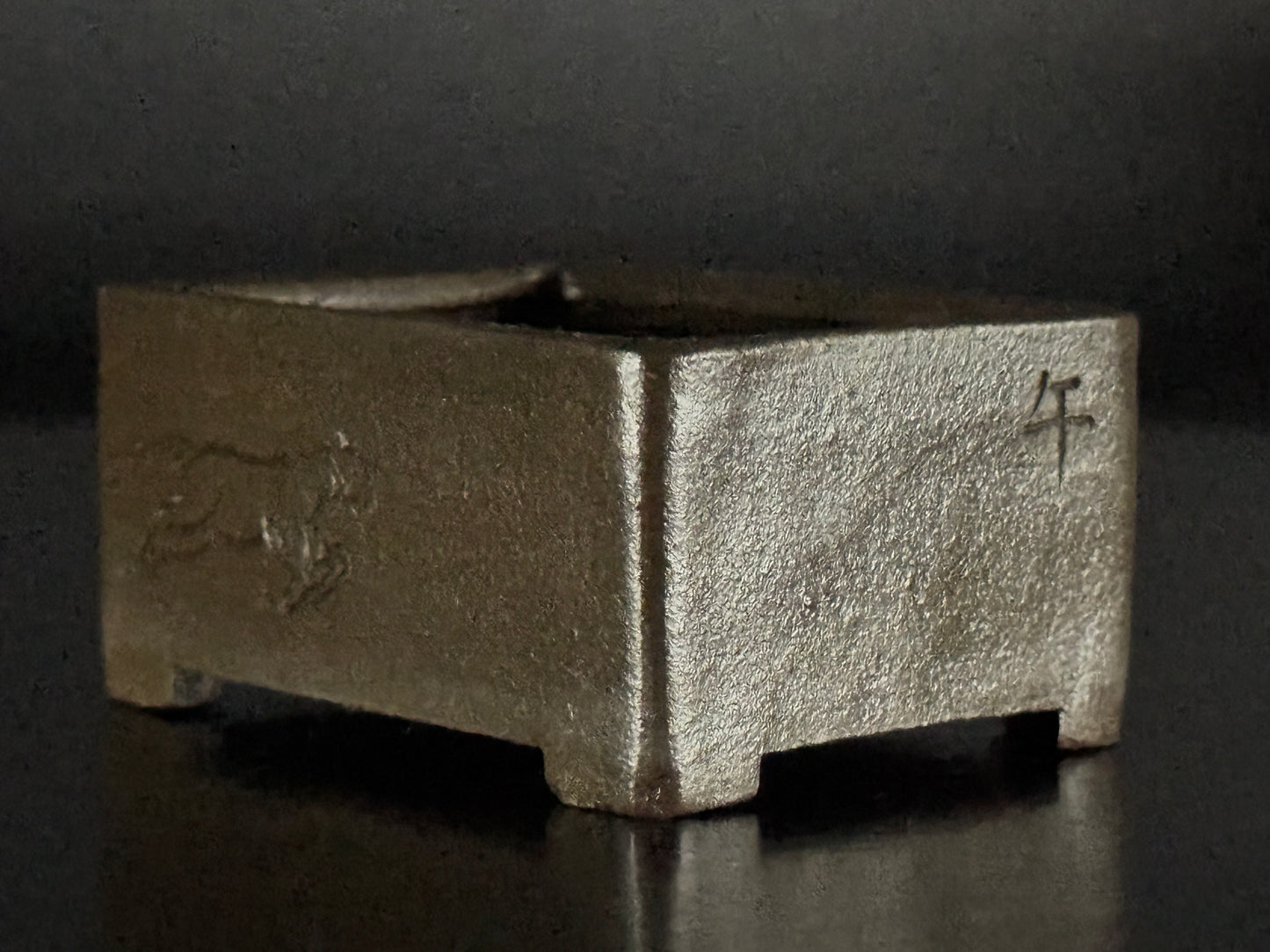 Tojaku陶雀 (Hayashi Tojaku / 本名: 林 忠, 1935–) – 常滑 -6.01cm Rectangular Horse motif (Not for Sale!)