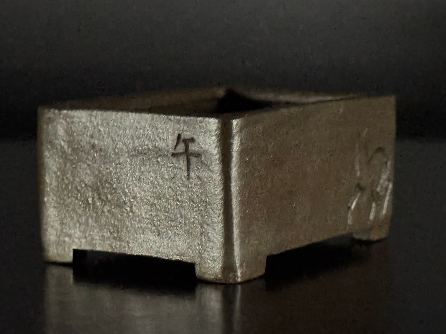 Tojaku陶雀 (Hayashi Tojaku / 本名: 林 忠, 1935–) – 常滑 -6.01cm Rectangular Horse motif (Not for Sale!)