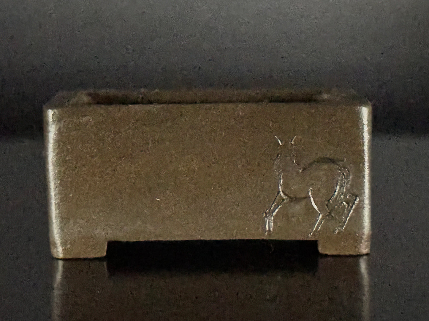 Tojaku陶雀 (Hayashi Tojaku / 本名: 林 忠, 1935–) – 常滑 -6.01cm Rectangular Horse motif (Not for Sale!)