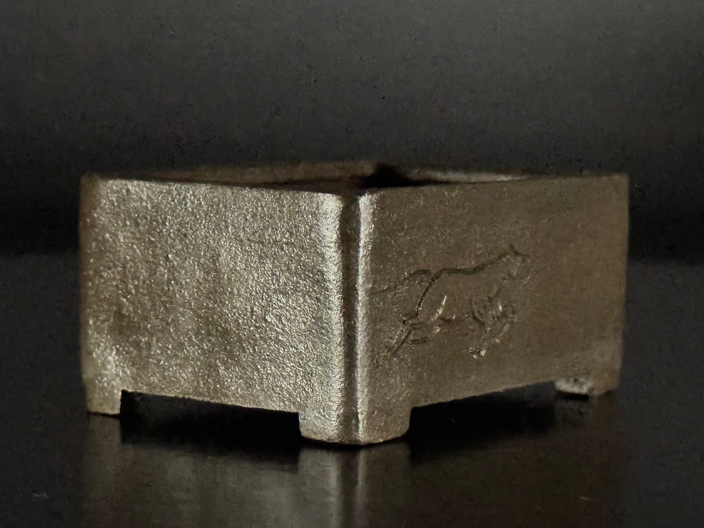 Tojaku陶雀 (Hayashi Tojaku / 本名: 林 忠, 1935–) – 常滑 -6.01cm Rectangular Horse motif (Not for Sale!)