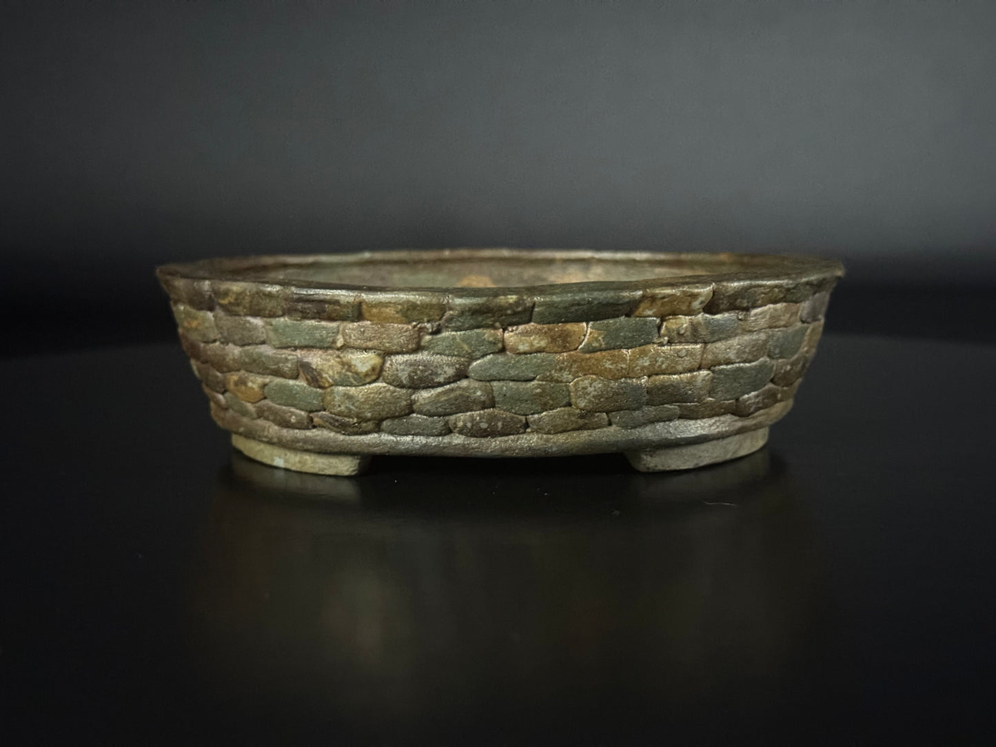 SHIMIZU TOSHINSHIGE 常滑市 - 常滑 –13.7cm, oval, unglazed, carved stone-patterned.