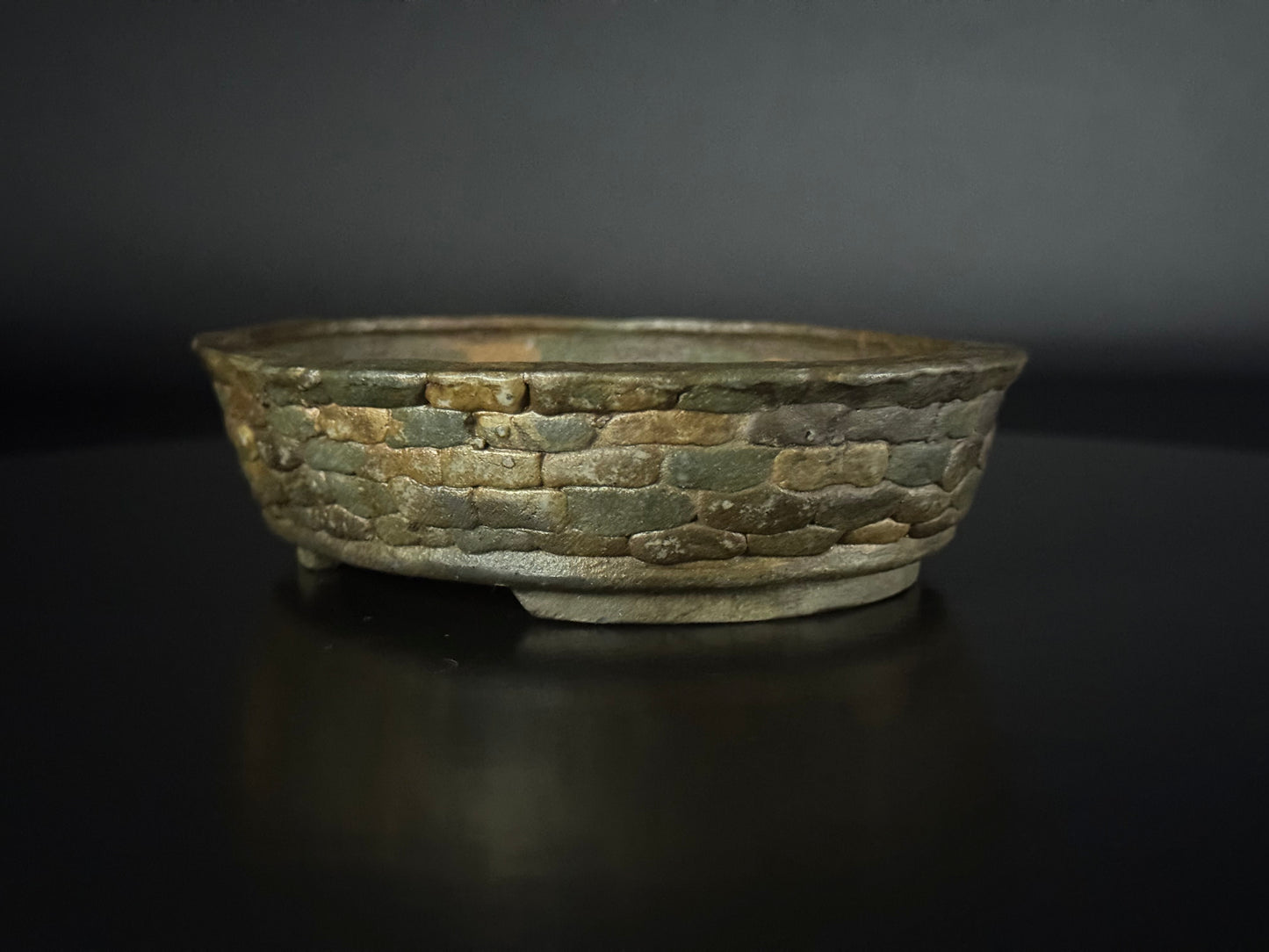 SHIMIZU TOSHINSHIGE 常滑市 - 常滑 –13.7cm, oval, unglazed, carved stone-patterned.