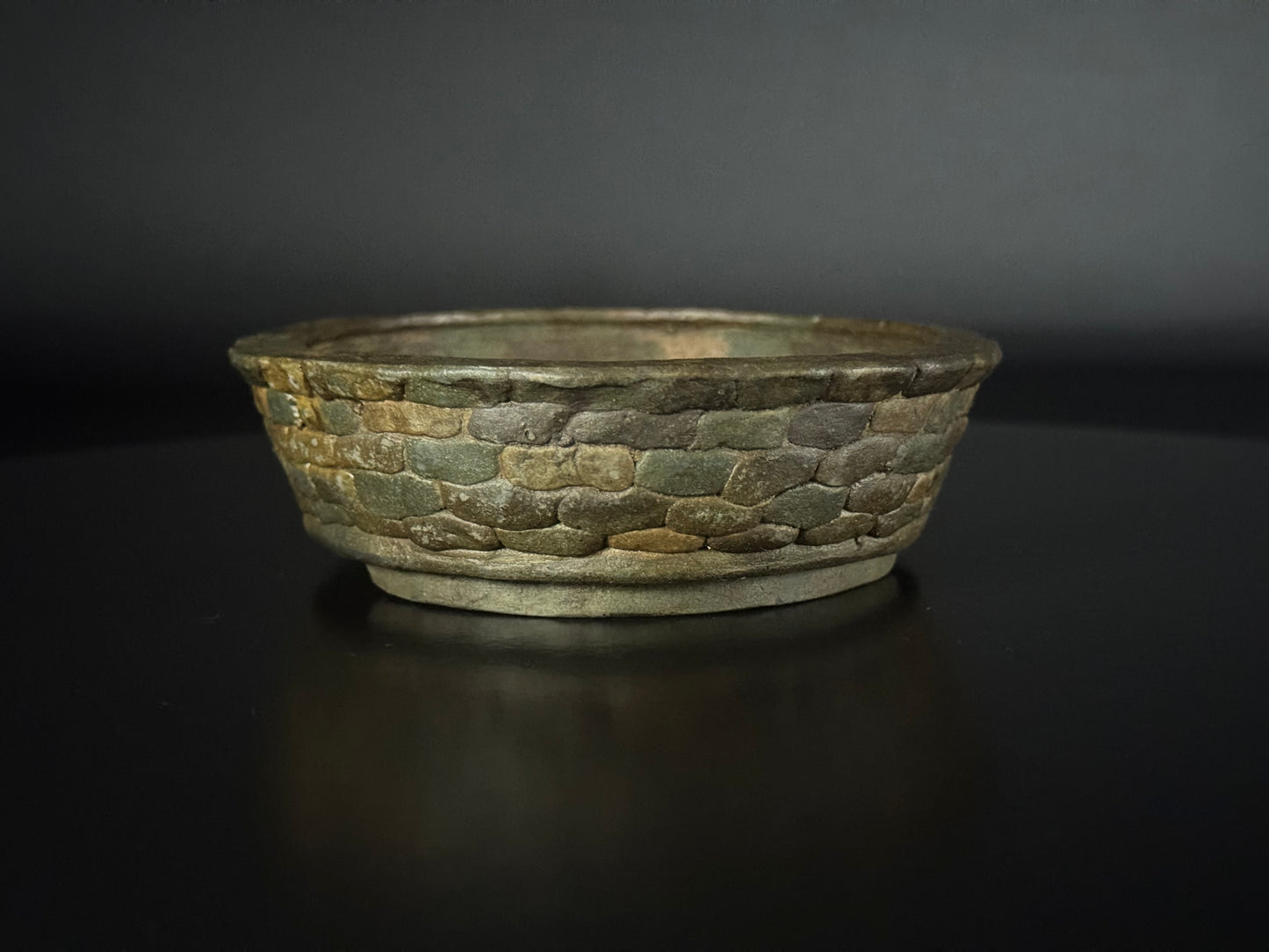 SHIMIZU TOSHINSHIGE 常滑市 - 常滑 –13.7cm, oval, unglazed, carved stone-patterned.