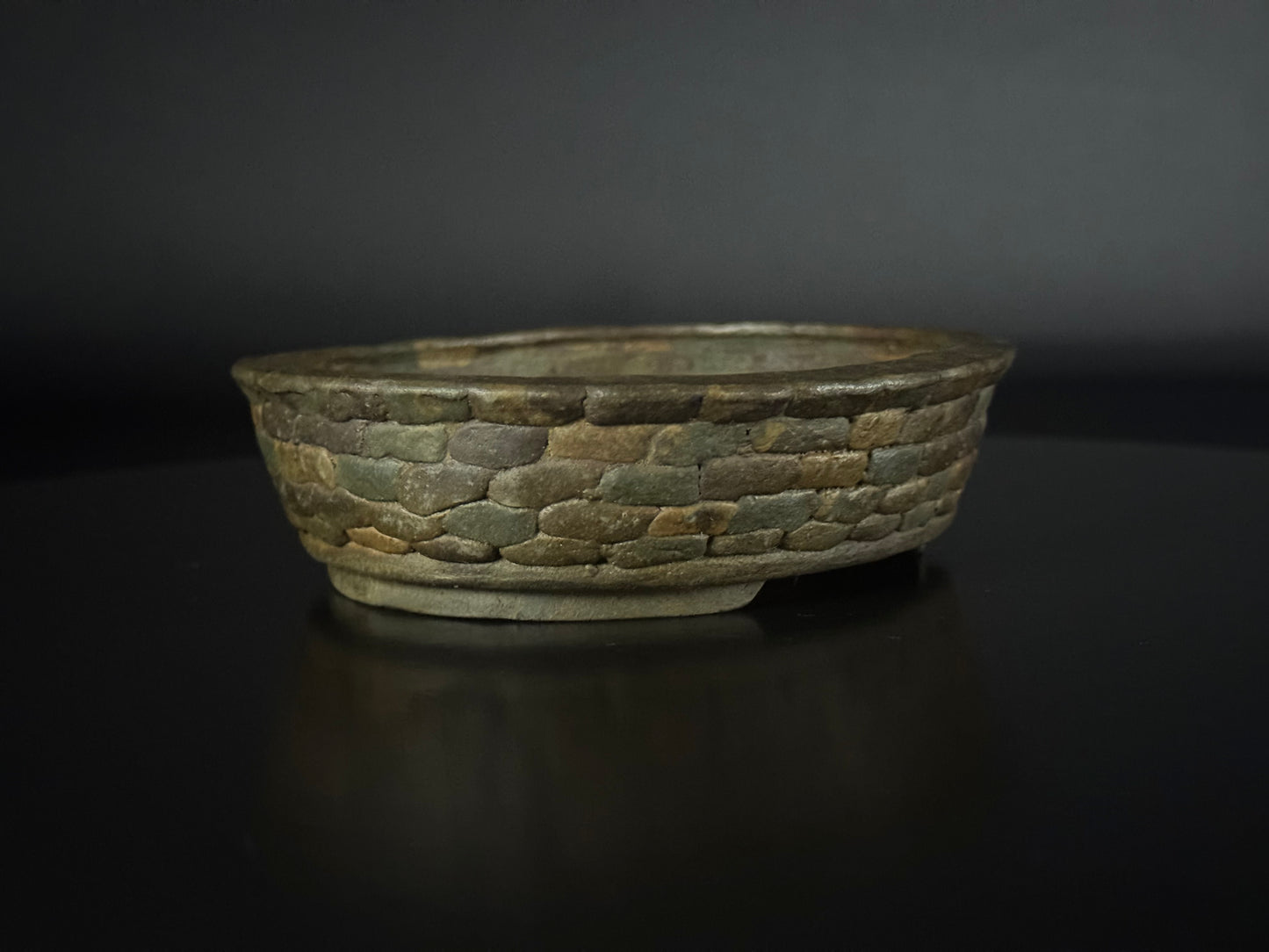 SHIMIZU TOSHINSHIGE 常滑市 - 常滑 –13.7cm, oval, unglazed, carved stone-patterned.