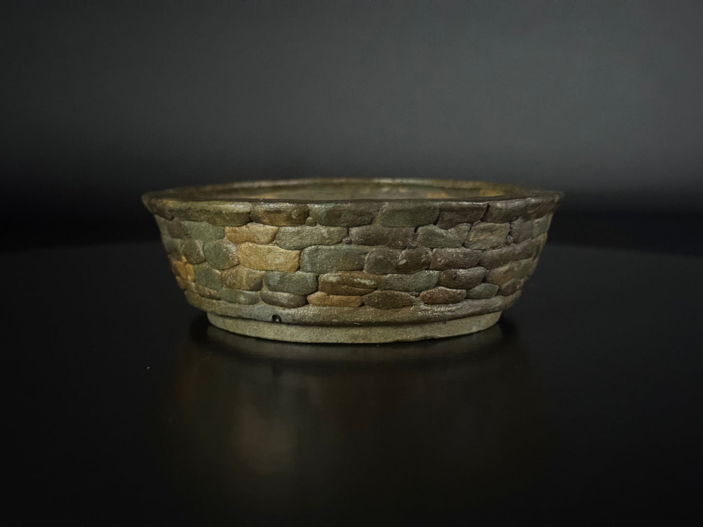 SHIMIZU TOSHINSHIGE 常滑市 - 常滑 –13.7cm, oval, unglazed, carved stone-patterned.