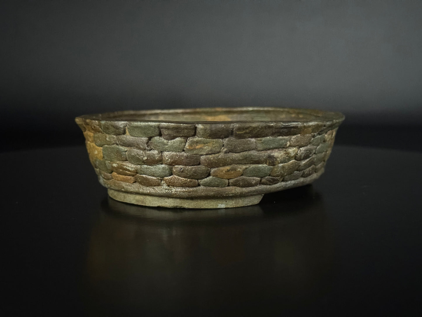 SHIMIZU TOSHINSHIGE 常滑市 - 常滑 –13.7cm, oval, unglazed, carved stone-patterned.