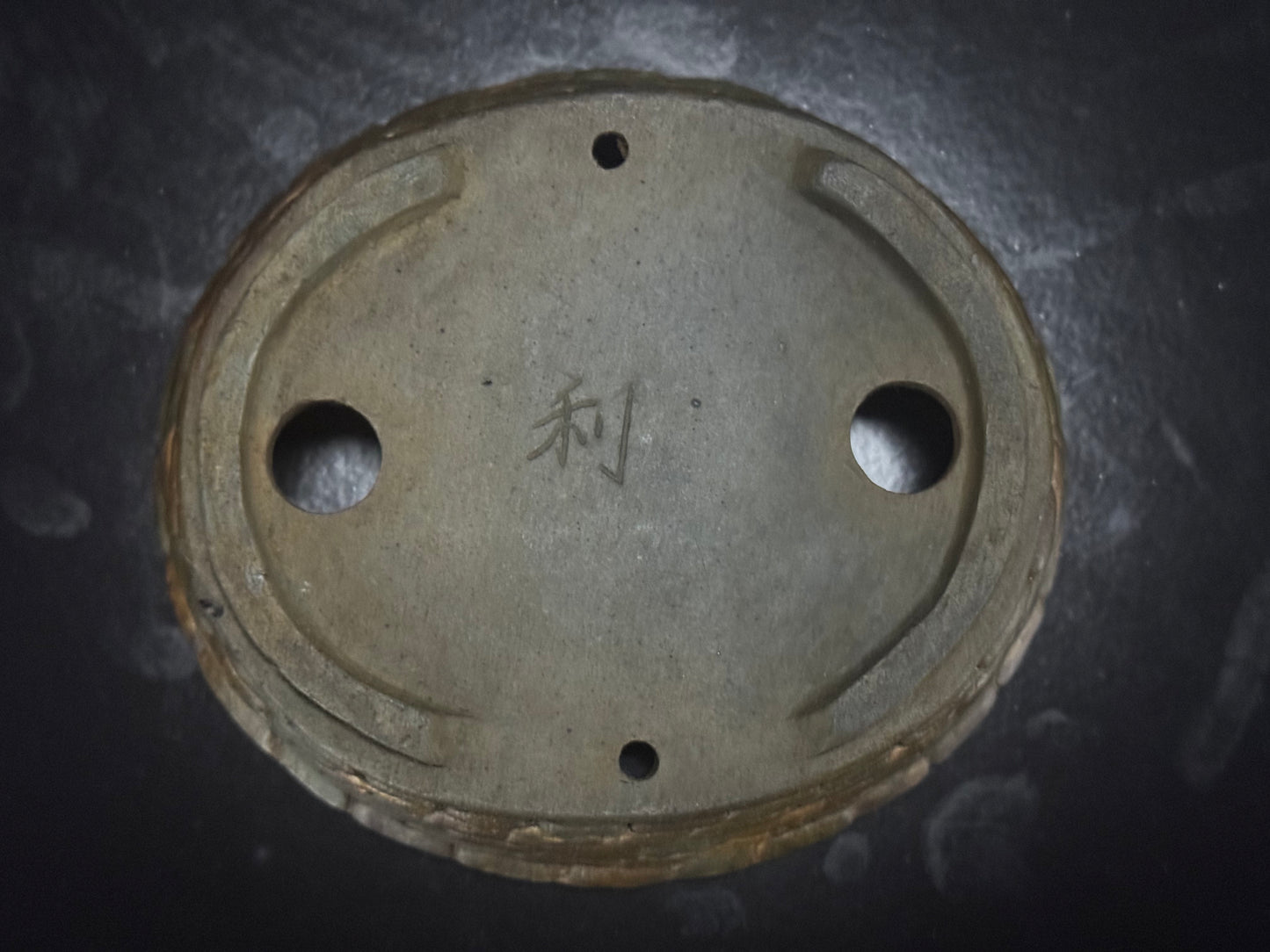 SHIMIZU TOSHINSHIGE 常滑市 - 常滑 –13.7cm, oval, unglazed, carved stone-patterned.