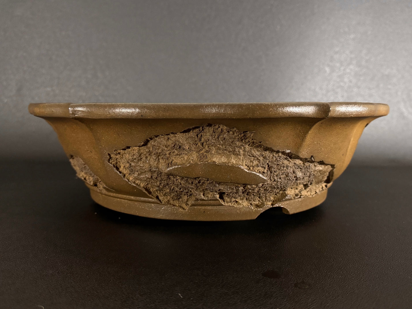 YAMAAKI 山秋 — 2nd Generation Kataoka Sadamitsu / Koshosen 山秋二代 片岡貞光・小松泉 -  40.2cm Round Lotus Unglazed Worm-Eaten Bonsai Pot（丸鉢・蓮弁式・無釉・虫喰い）