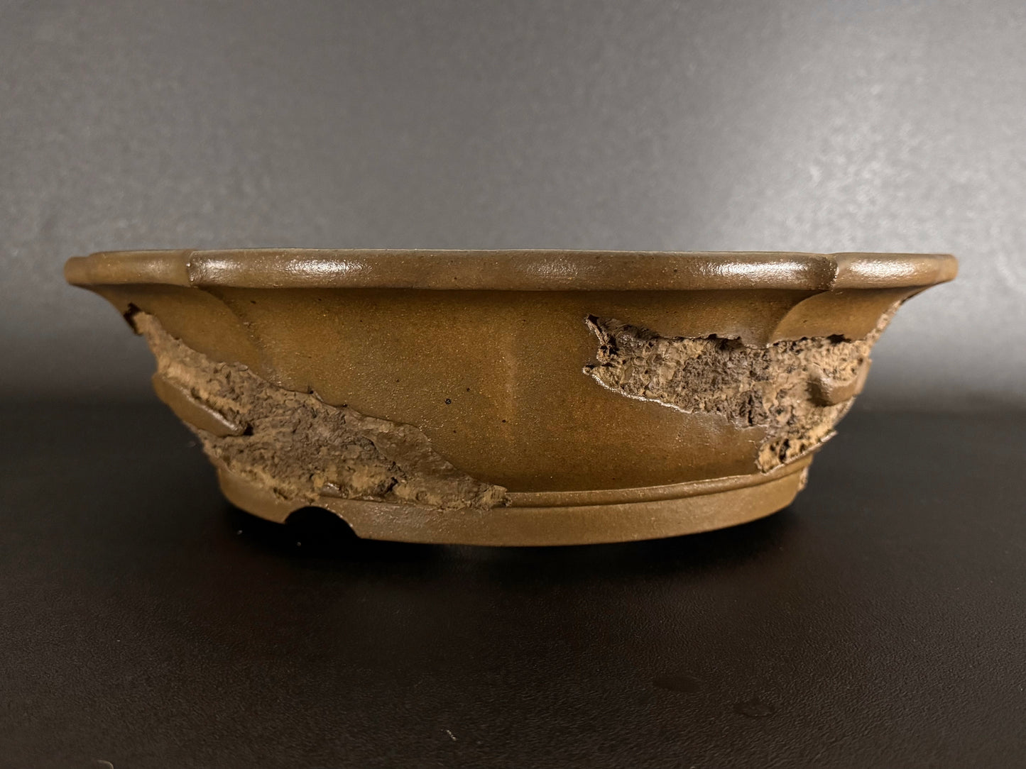 YAMAAKI 山秋 — 2nd Generation Kataoka Sadamitsu / Koshosen 山秋二代 片岡貞光・小松泉 -  40.2cm Round Lotus Unglazed Worm-Eaten Bonsai Pot（丸鉢・蓮弁式・無釉・虫喰い）