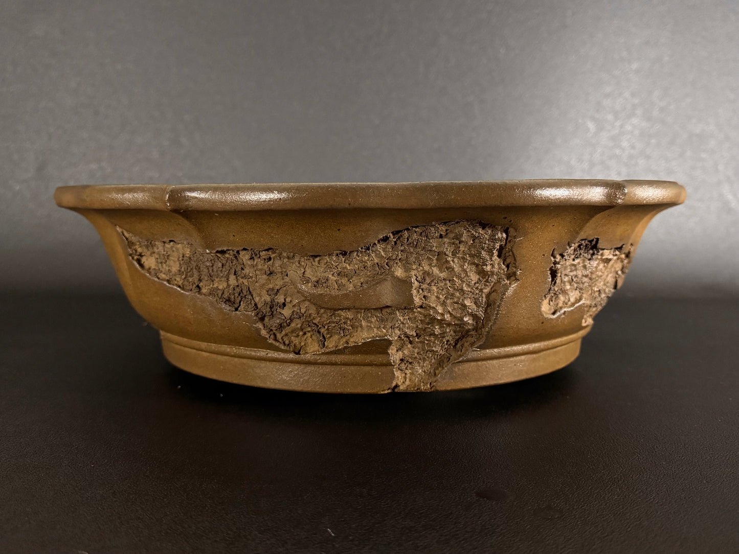 YAMAAKI 山秋 — 2nd Generation Kataoka Sadamitsu / Koshosen 山秋二代 片岡貞光・小松泉 -  40.2cm Round Lotus Unglazed Worm-Eaten Bonsai Pot（丸鉢・蓮弁式・無釉・虫喰い）