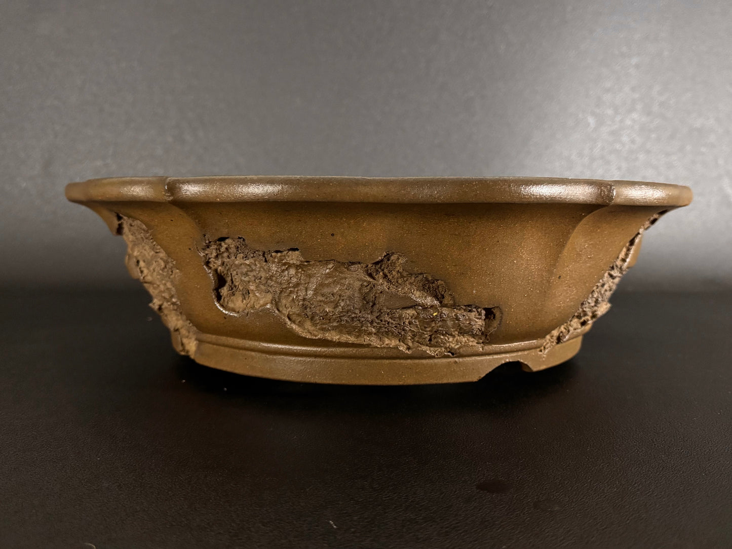 YAMAAKI 山秋 — 2nd Generation Kataoka Sadamitsu / Koshosen 山秋二代 片岡貞光・小松泉 -  40.2cm Round Lotus Unglazed Worm-Eaten Bonsai Pot（丸鉢・蓮弁式・無釉・虫喰い）