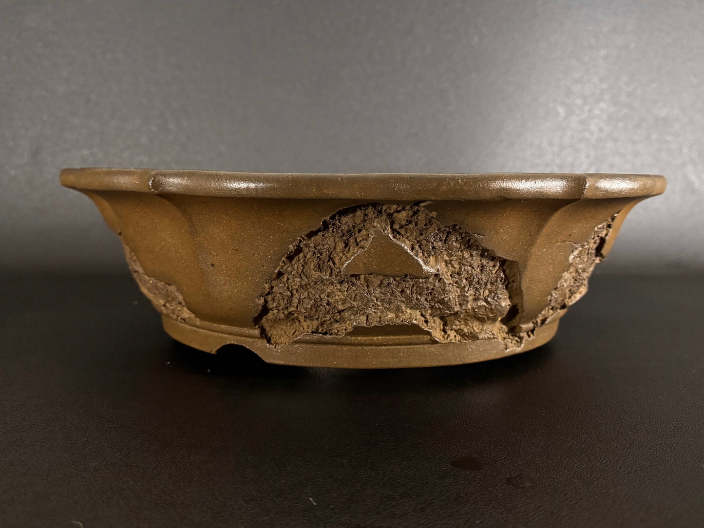 YAMAAKI 山秋 — 2nd Generation Kataoka Sadamitsu / Koshosen 山秋二代 片岡貞光・小松泉 -  40.2cm Round Lotus Unglazed Worm-Eaten Bonsai Pot（丸鉢・蓮弁式・無釉・虫喰い）