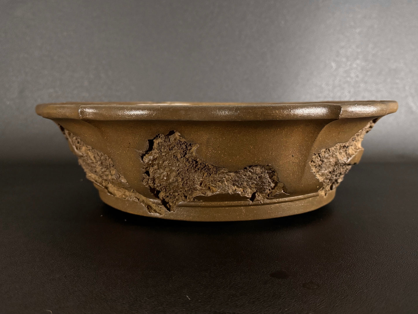 YAMAAKI 山秋 — 2nd Generation Kataoka Sadamitsu / Koshosen 山秋二代 片岡貞光・小松泉 -  40.2cm Round Lotus Unglazed Worm-Eaten Bonsai Pot（丸鉢・蓮弁式・無釉・虫喰い）