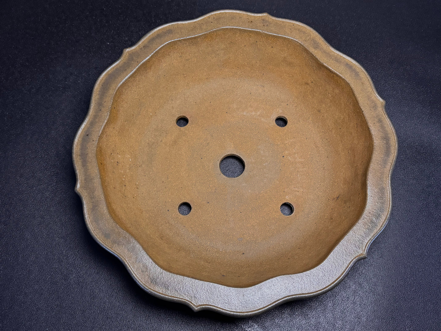 YAMAAKI 山秋 — 2nd Generation Kataoka Sadamitsu / Koshosen 山秋二代 片岡貞光・小松泉 -  40.2cm Round Lotus Unglazed Worm-Eaten Bonsai Pot（丸鉢・蓮弁式・無釉・虫喰い）