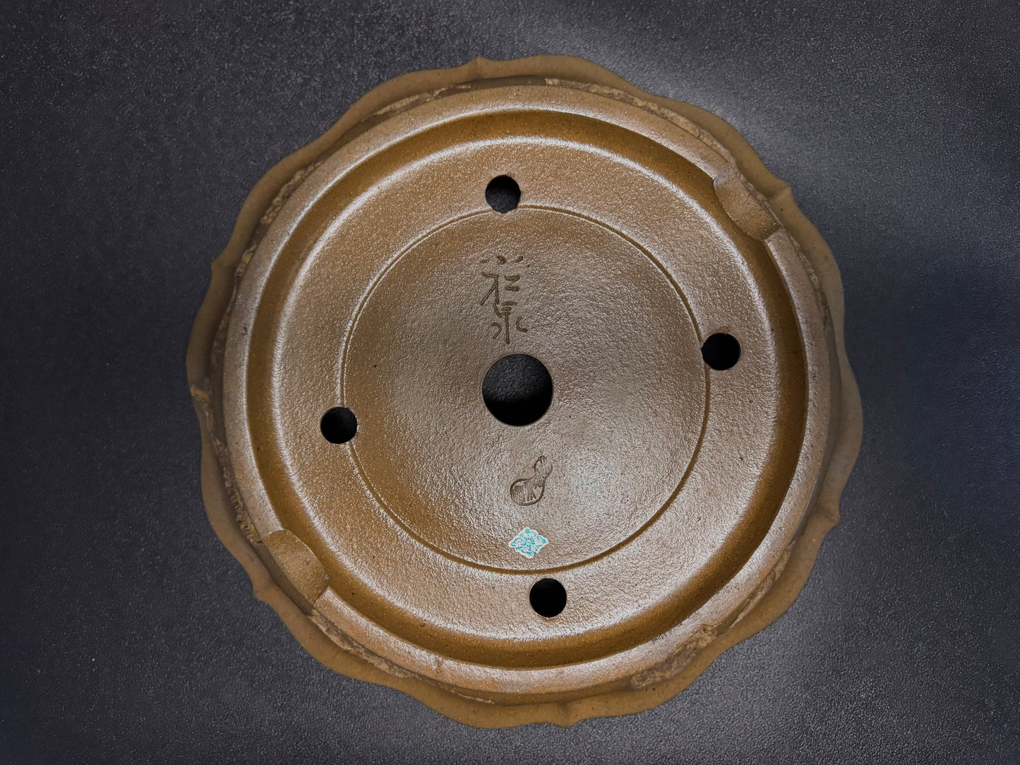 YAMAAKI 山秋 — 2nd Generation Kataoka Sadamitsu / Koshosen 山秋二代 片岡貞光・小松泉 -  40.2cm Round Lotus Unglazed Worm-Eaten Bonsai Pot（丸鉢・蓮弁式・無釉・虫喰い）