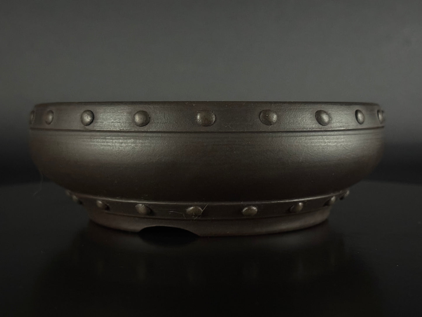 Akira Shouzan  ( 1st Generation Akira Watanabe 渡辺昭) – 常滑 – 17.8 cm Round (丸鉢) Rivet-Style