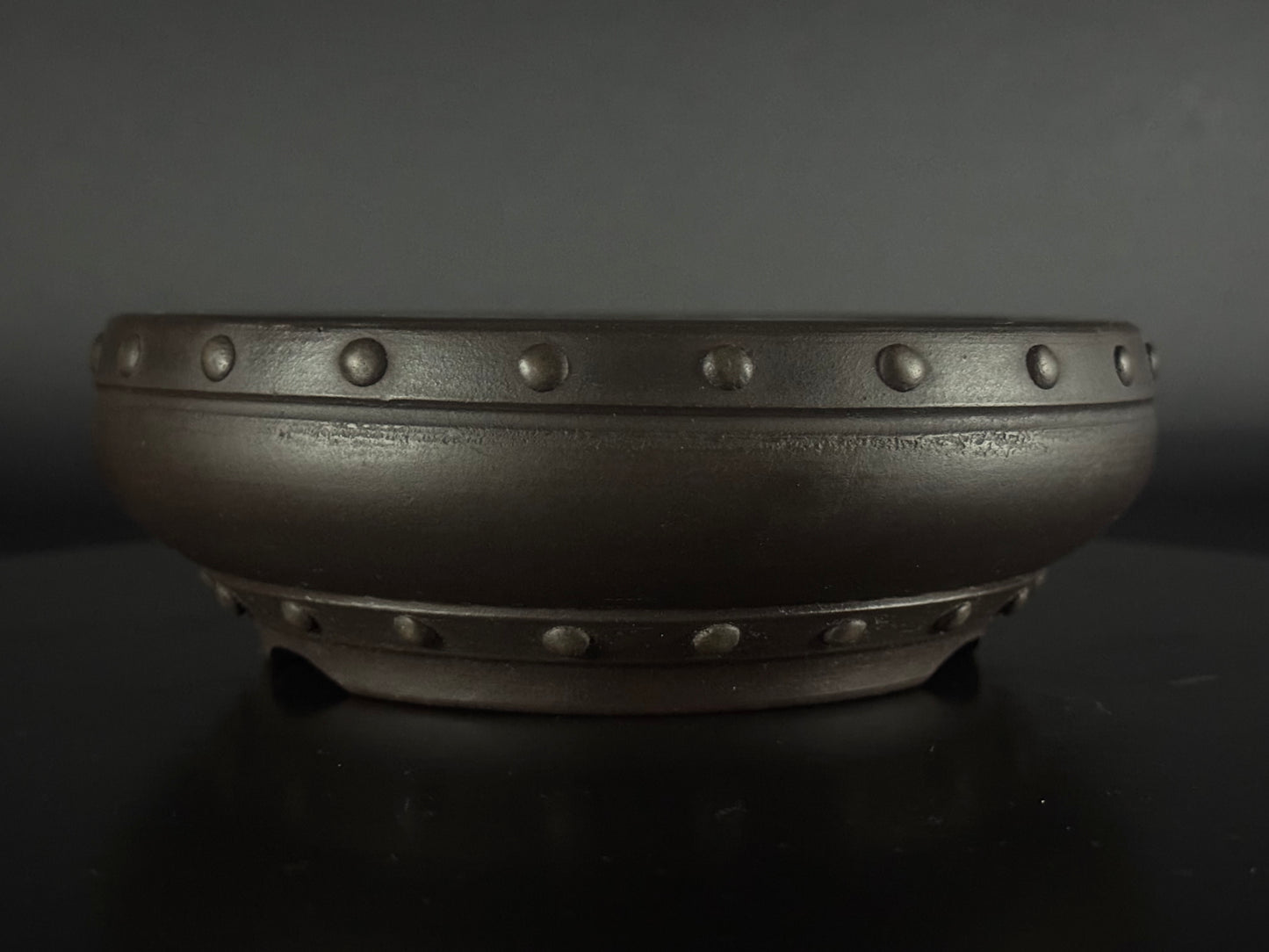 Akira Shouzan  ( 1st Generation Akira Watanabe 渡辺昭) – 常滑 – 17.8 cm Round (丸鉢) Rivet-Style