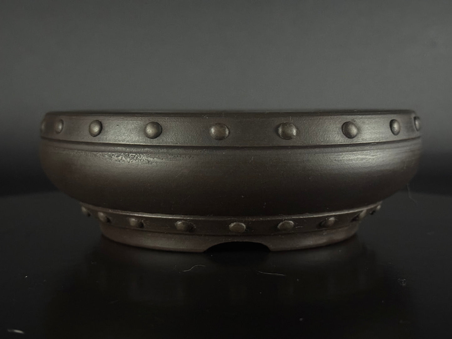 Akira Shouzan  ( 1st Generation Akira Watanabe 渡辺昭) – 常滑 – 17.8 cm Round (丸鉢) Rivet-Style