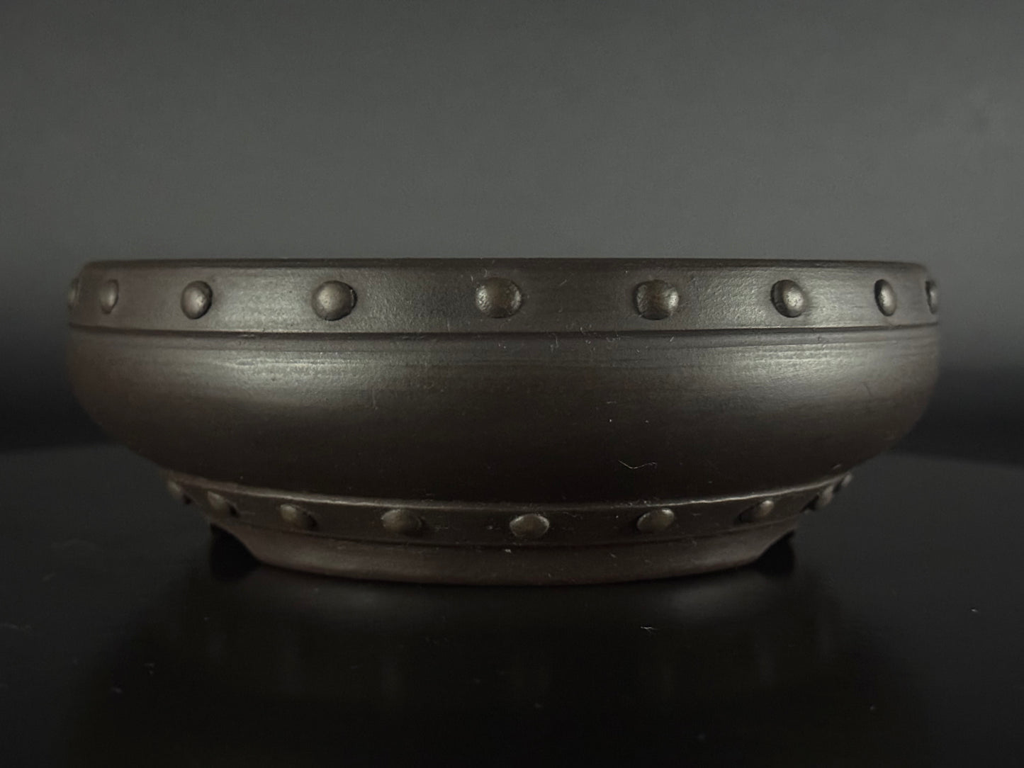 Akira Shouzan  ( 1st Generation Akira Watanabe 渡辺昭) – 常滑 – 17.8 cm Round (丸鉢) Rivet-Style