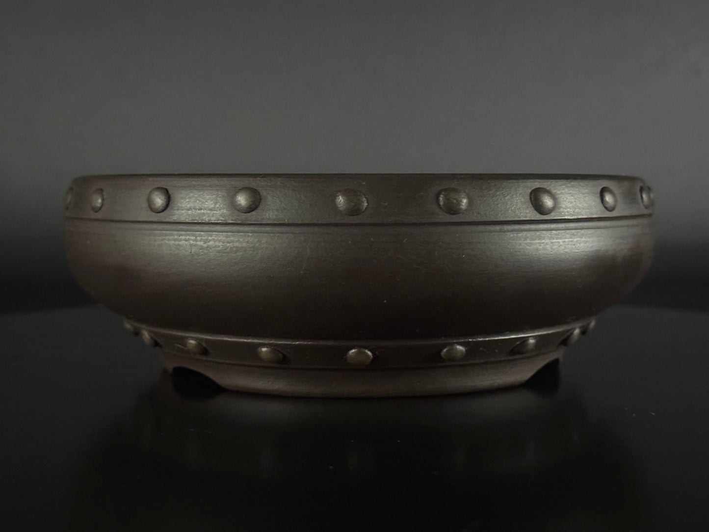 Akira Shouzan  ( 1st Generation Akira Watanabe 渡辺昭) – 常滑 – 17.8 cm Round (丸鉢) Rivet-Style
