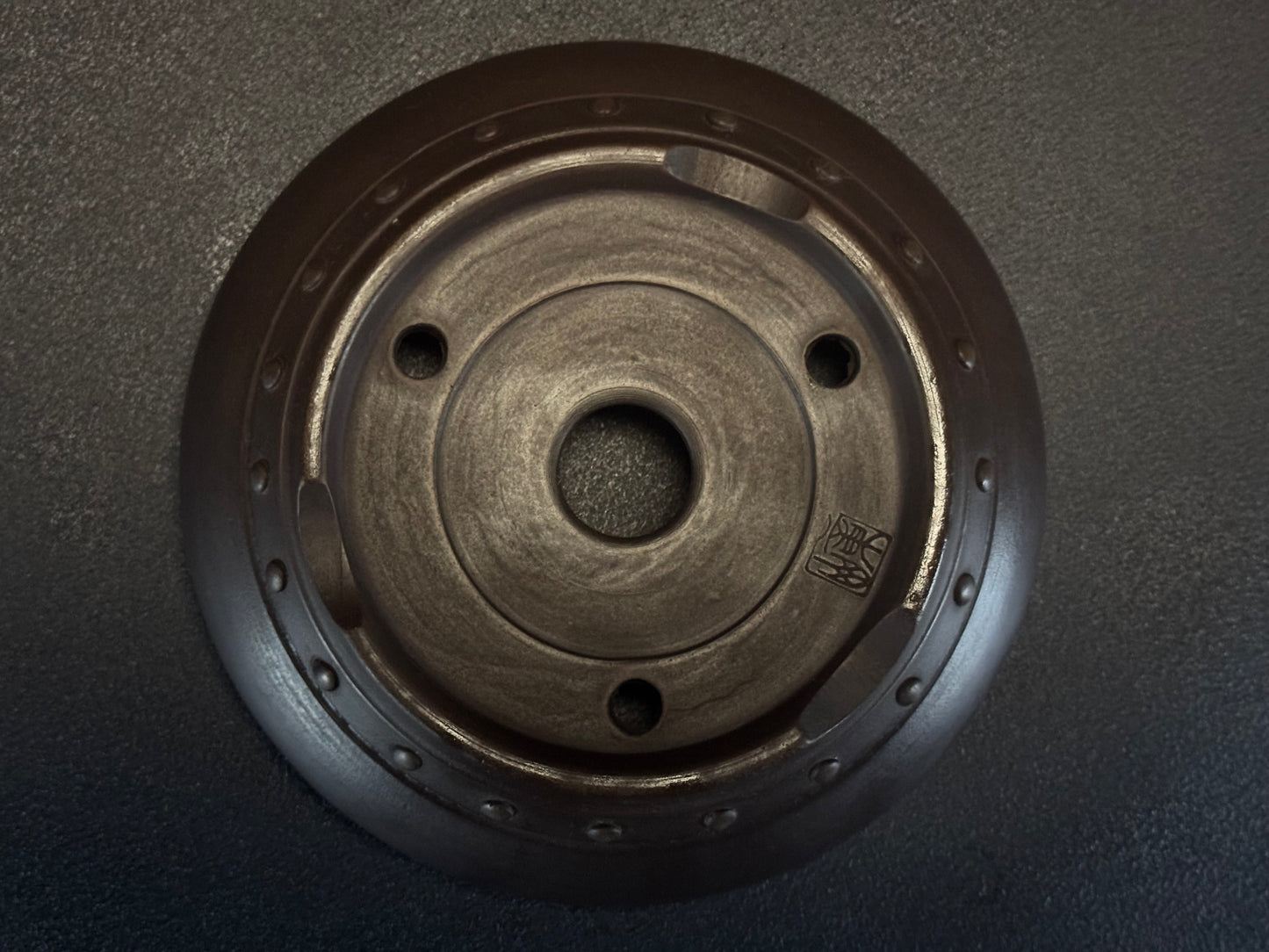 Akira Shouzan  ( 1st Generation Akira Watanabe 渡辺昭) – 常滑 – 17.8 cm Round (丸鉢) Rivet-Style