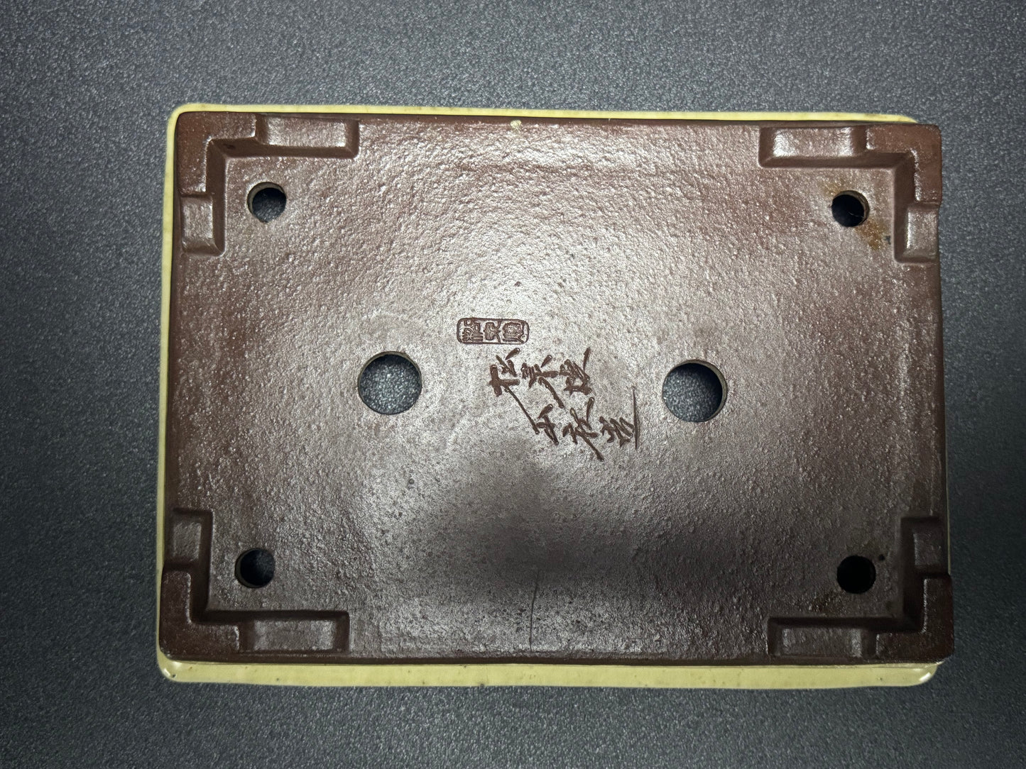 YAMAAKI 山秋 – 3rd Generation (Kataoka Toshio) "爪描き"- 常滑- 31.7  白釉丸鉢 Cream-Glazed Rectangle