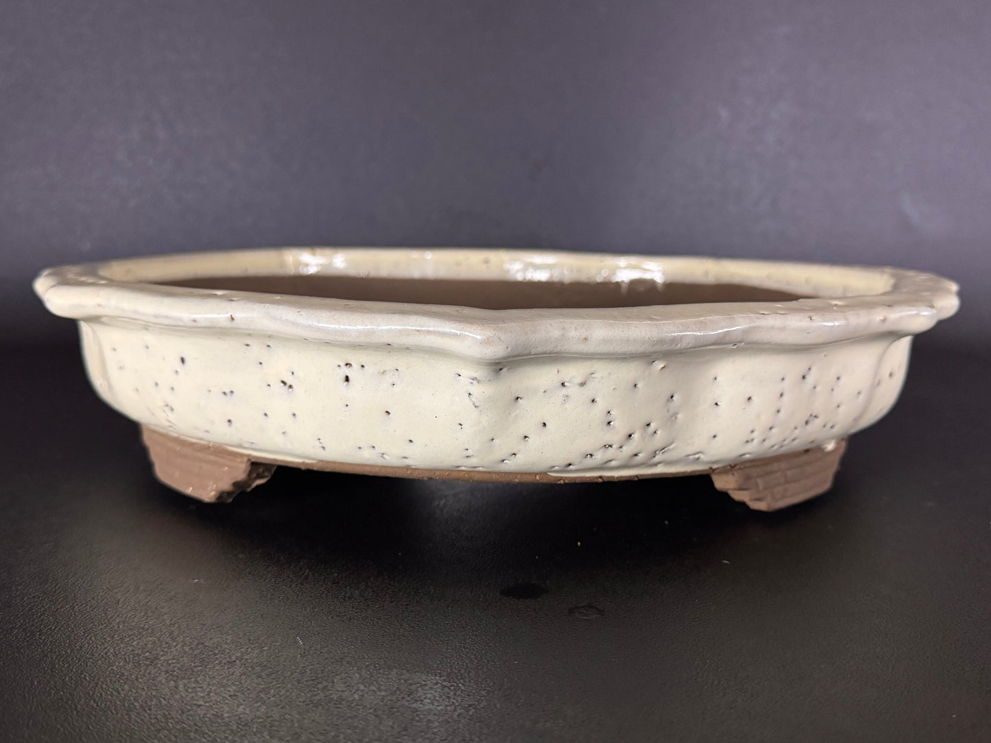 Yoshimura Pre-Shuho (吉村秀峰) – Tokoname (常滑) – 41.0cm round Mirror Cream Glazed