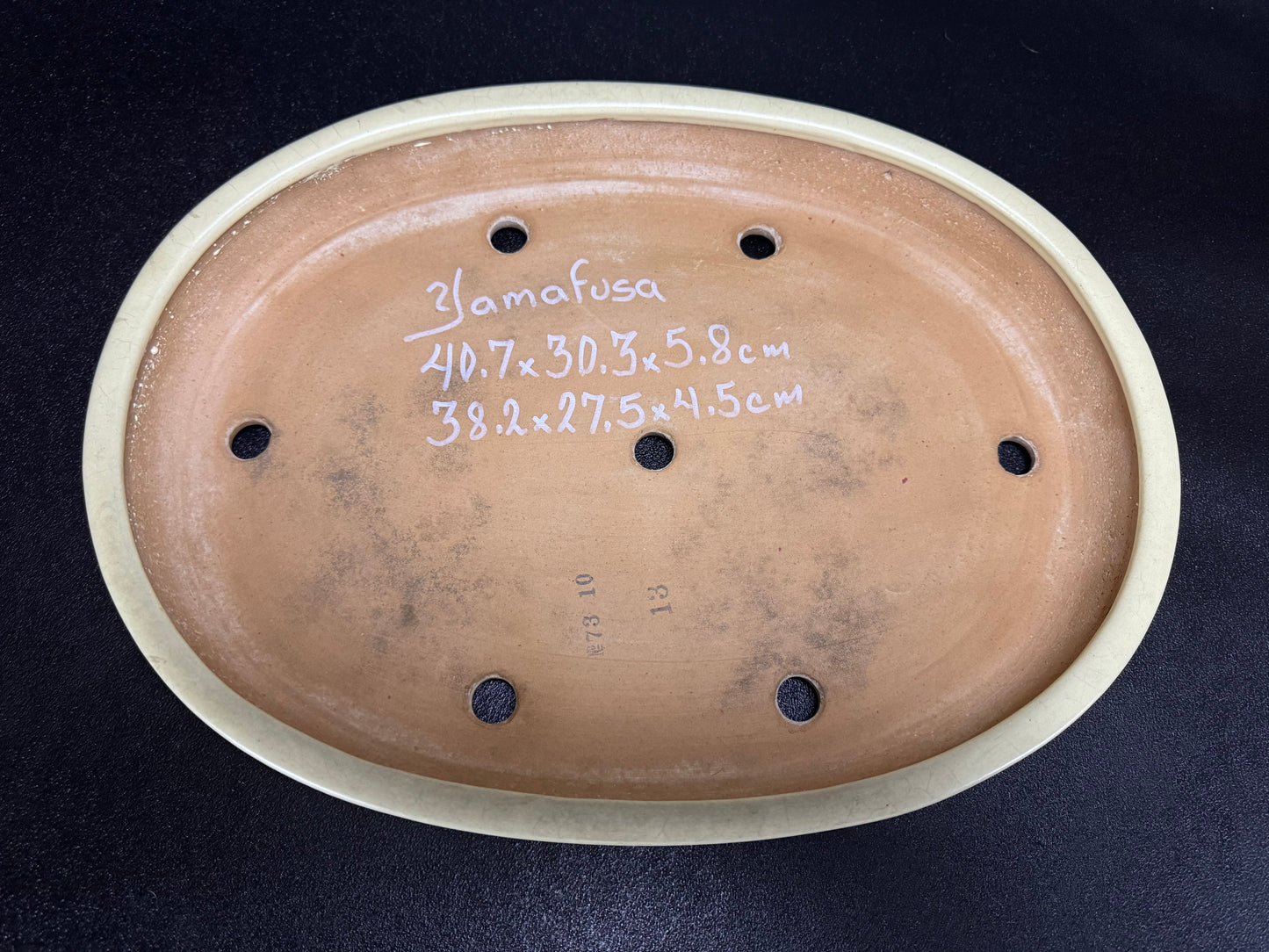 YAMAFUSA 4th Generation KOIE 山房四代 鯉江 (aka SAMBO) – 常滑 – 40.7cm Oval Light Cream Glazed Bonsai Pot（楕円鉢・淡クリーム釉）