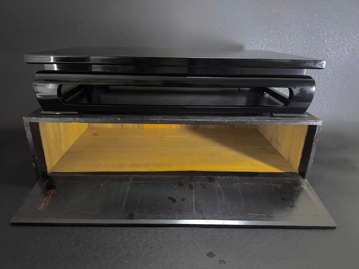 Japanese Bonsai Display Stand 花台 / 飾台 – Black Piano Lacquer Finish 黒塗り艶仕上げ