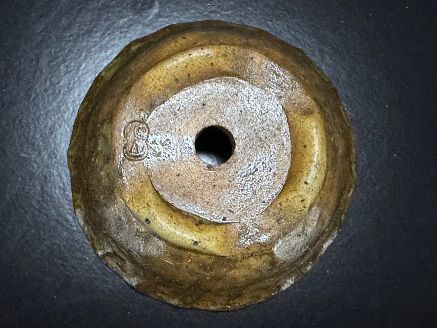 SHINZAN (信山) - 常滑 – 10.6cm ( Iron-Sand Glaze ) Mame Pot