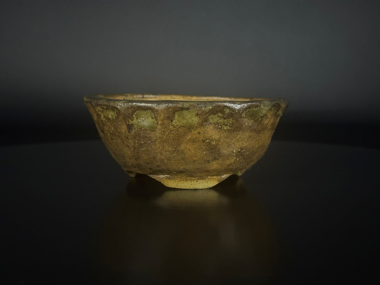 SHINZAN (信山) - 常滑 – 10.6cm ( Iron-Sand Glaze ) Mame Pot